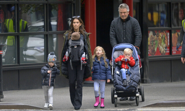 FAMILIEMANN: Her er Baldwin på tur med kona og sine fire yngste barn i New York nylig. Foto: NTB Scanpix FAMILIEMANN: Her er Baldwin på tur med kona og sine fire yngste barn i New York nylig. Foto: NTB Scanpix
